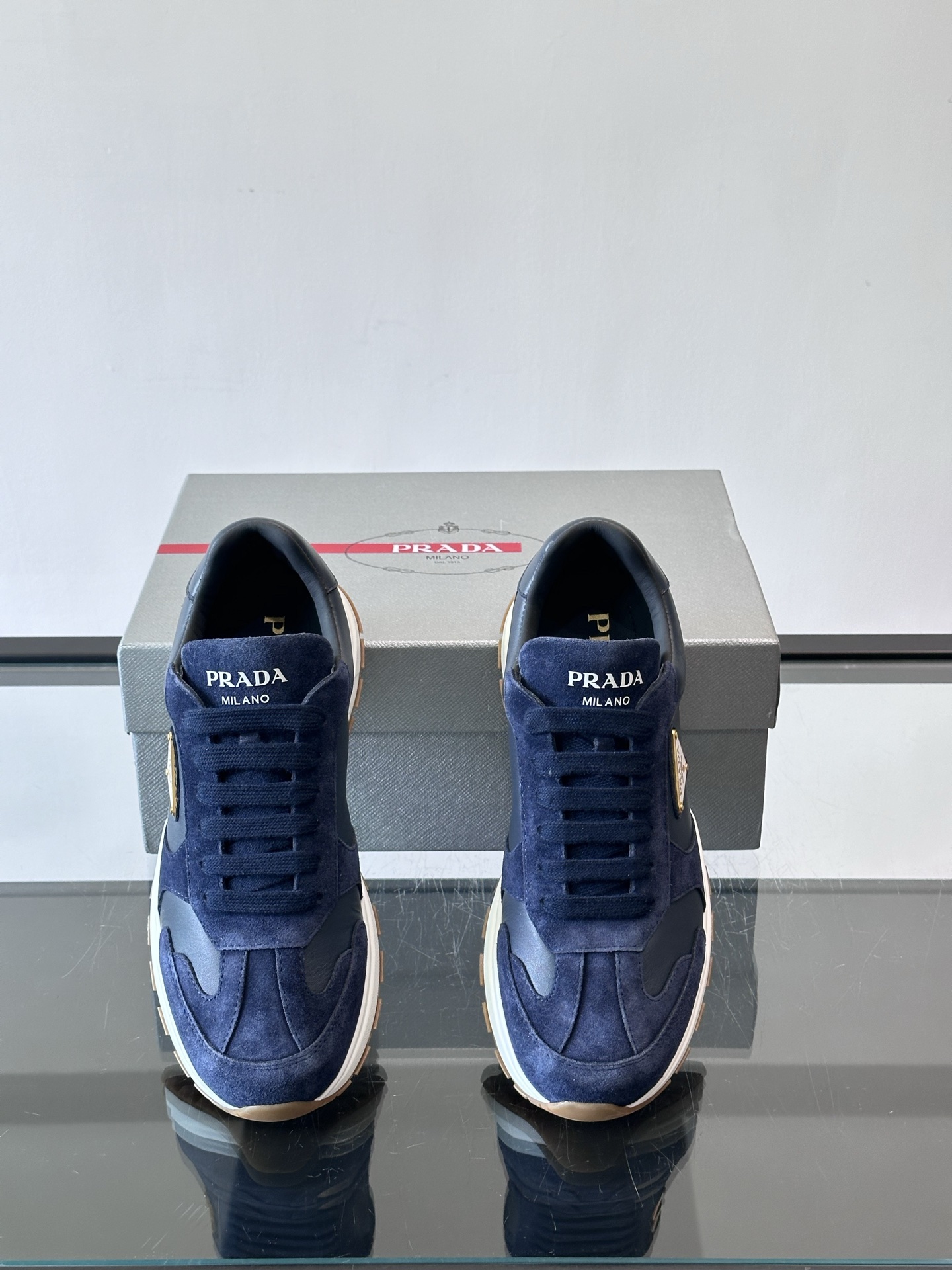 Prada 男士休闲😎运动鞋，采用光滑小牛皮+几何压花纹路，质感满分！侧面三角徽标超有辨识度✨，约4.5