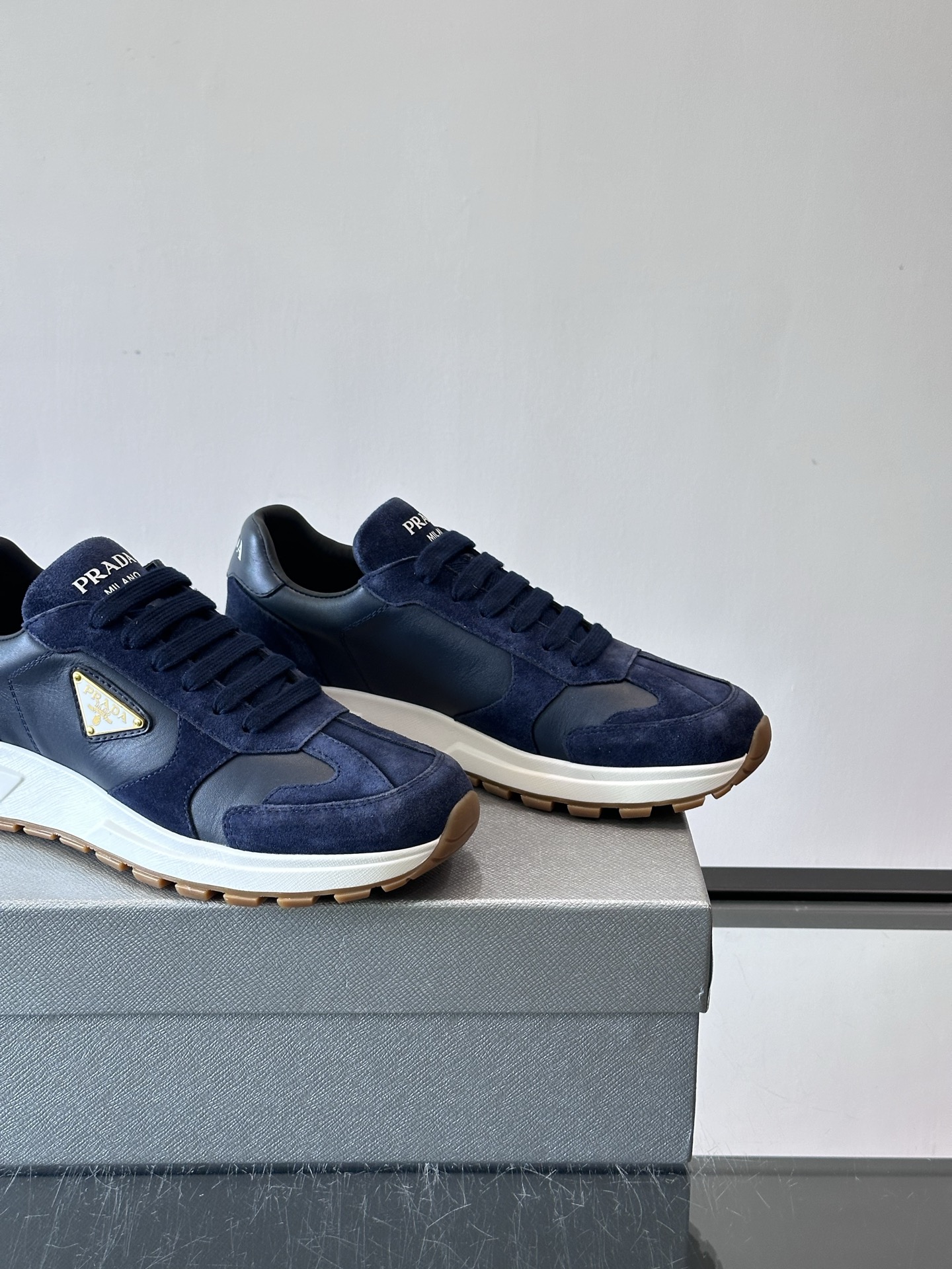 Prada 男士休闲😎运动鞋，采用光滑小牛皮+几何压花纹路，质感满分！侧面三角徽标超有辨识度✨，约4.5