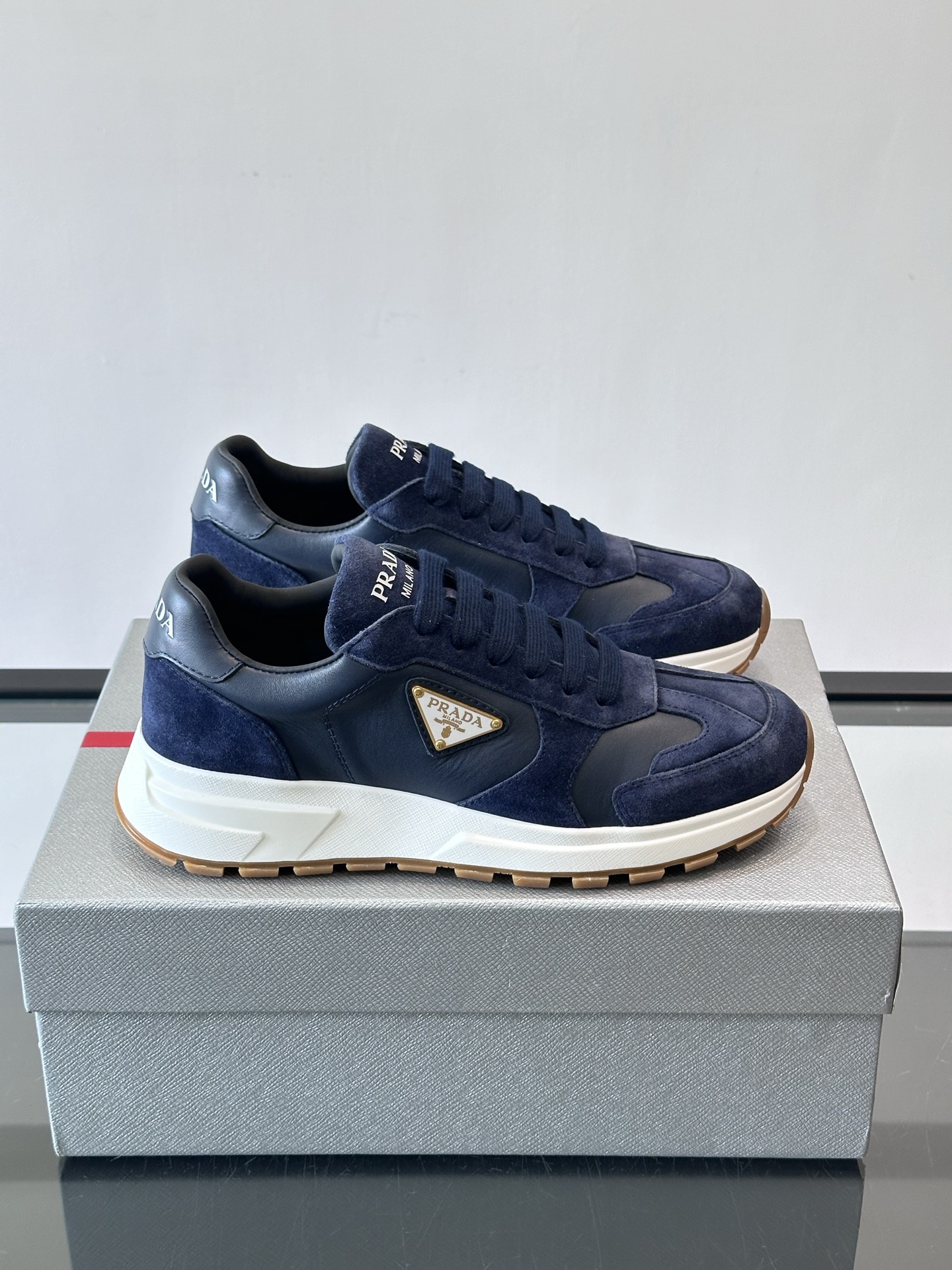 Prada 男士休闲😎运动鞋，采用光滑小牛皮+几何压花纹路，质感满分！侧面三角徽标超有辨识度✨，约4.5