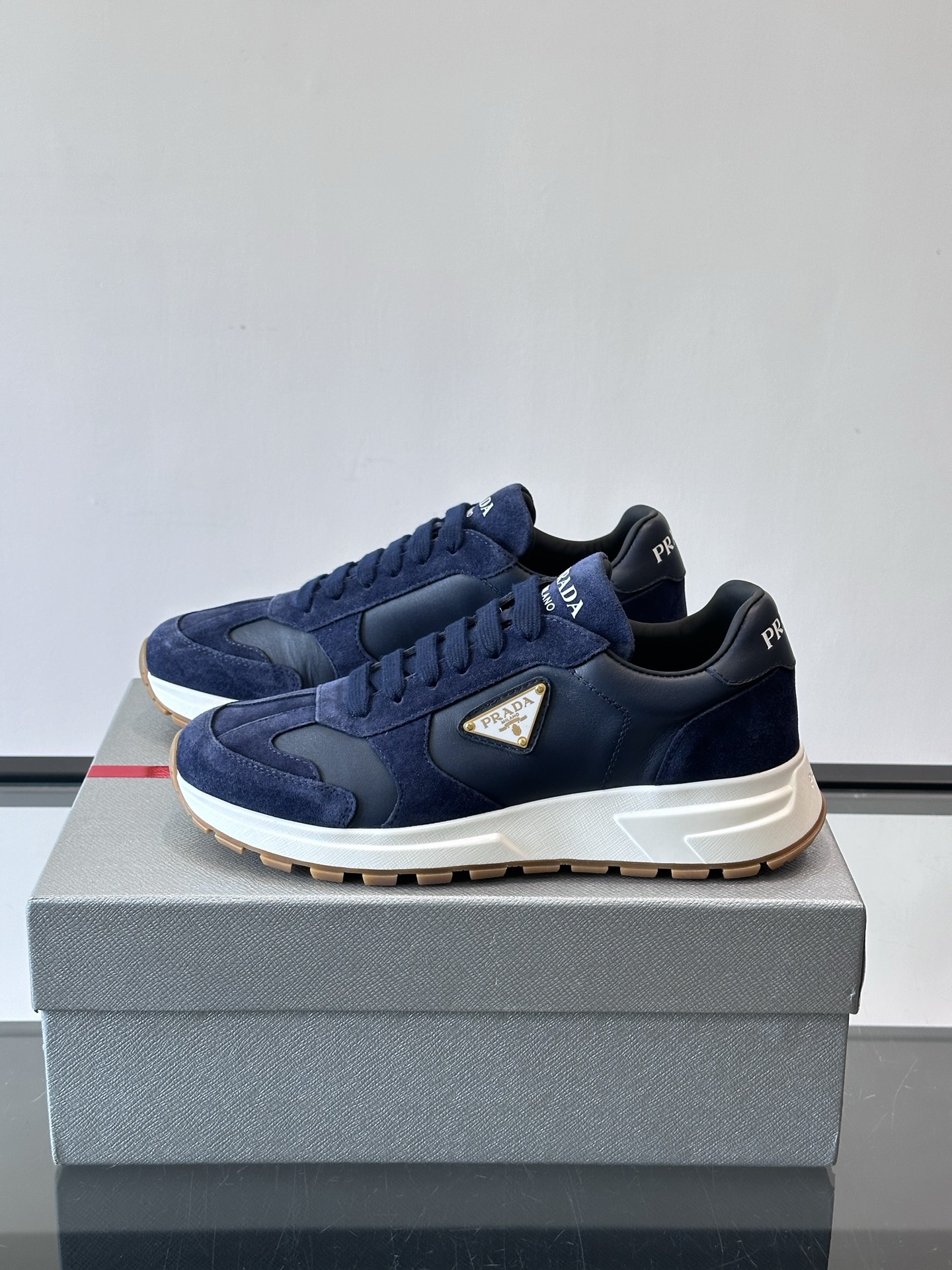 Prada 男士休闲😎运动鞋，采用光滑小牛皮+几何压花纹路，质感满分！侧面三角徽标超有辨识度✨，约4.5