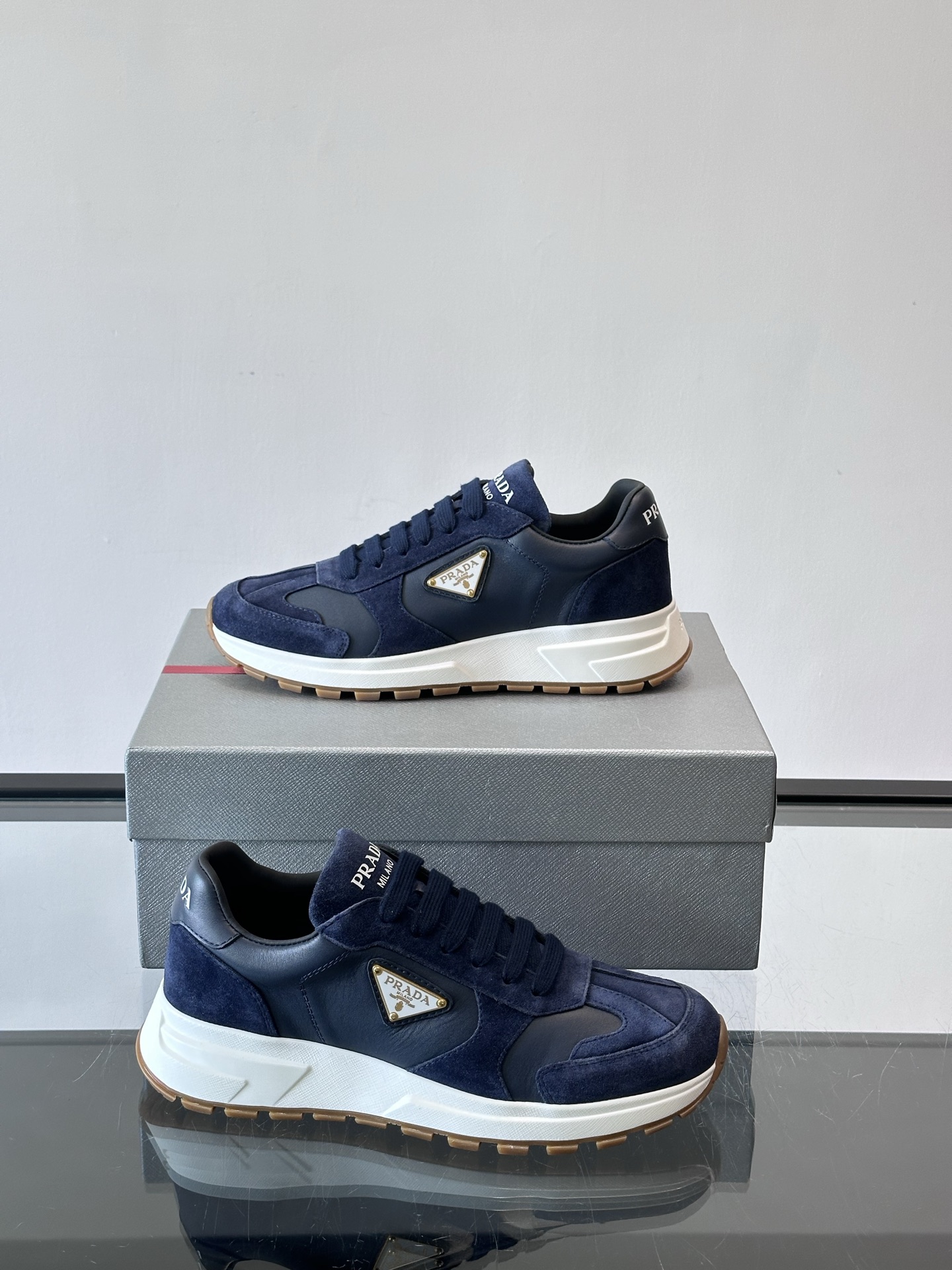 Prada 男士休闲😎运动鞋，采用光滑小牛皮+几何压花纹路，质感满分！侧面三角徽标超有辨识度✨，约4.5