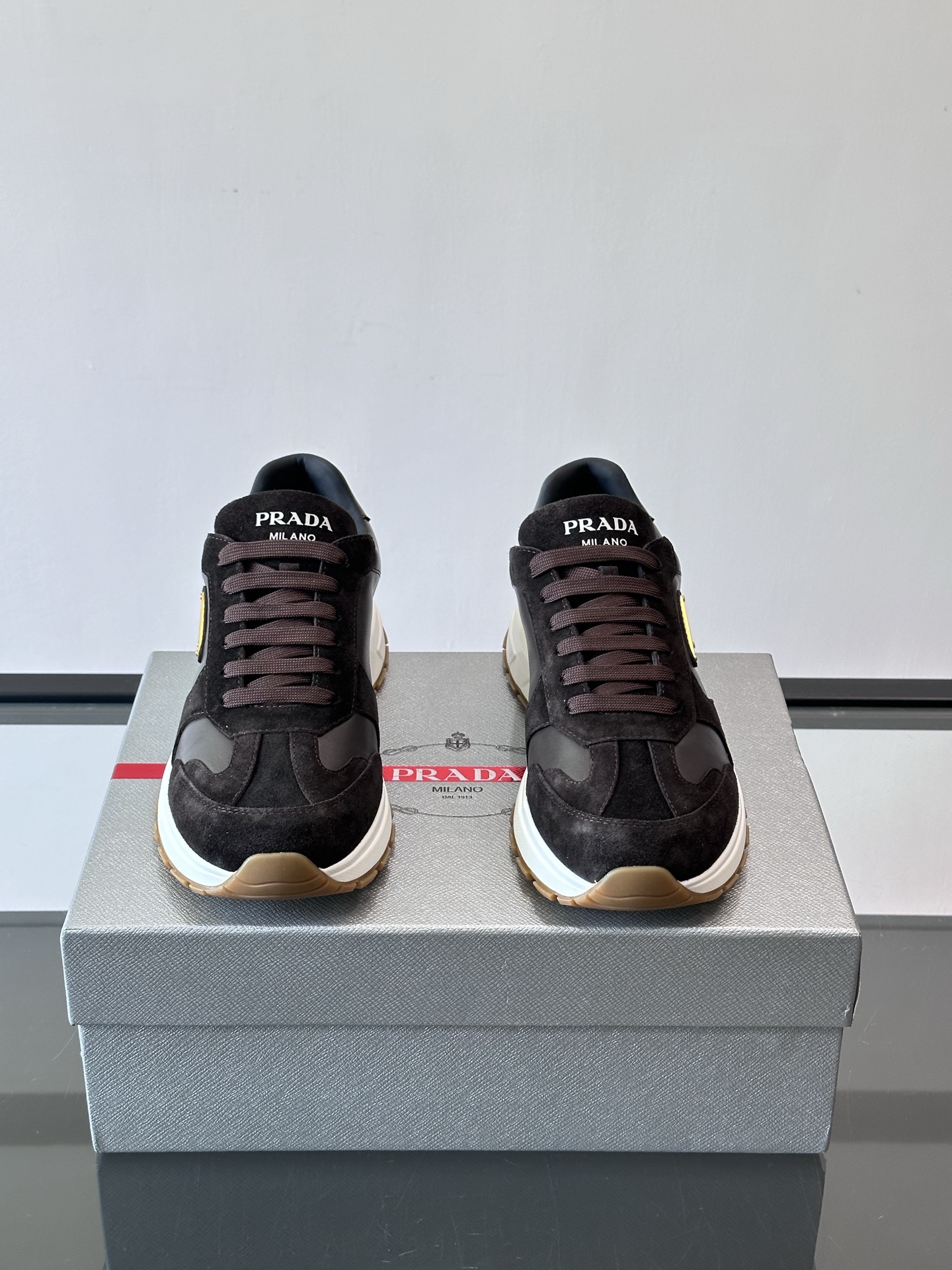 Prada 男士休闲😎运动鞋，采用光滑小牛皮+几何压花纹路，质感满分！侧面三角徽标超有辨识度✨，约4.5