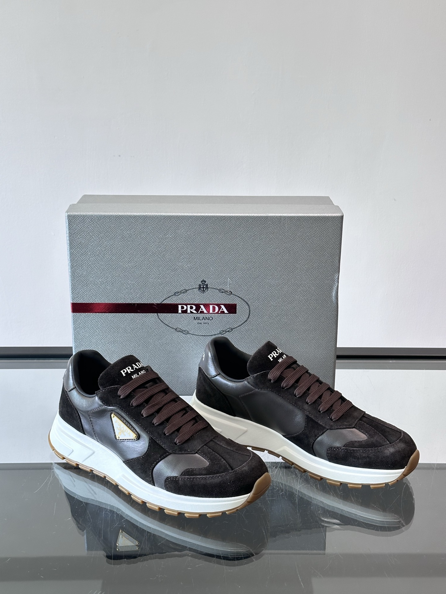 Prada 男士休闲😎运动鞋，采用光滑小牛皮+几何压花纹路，质感满分！侧面三角徽标超有辨识度✨，约4.5
