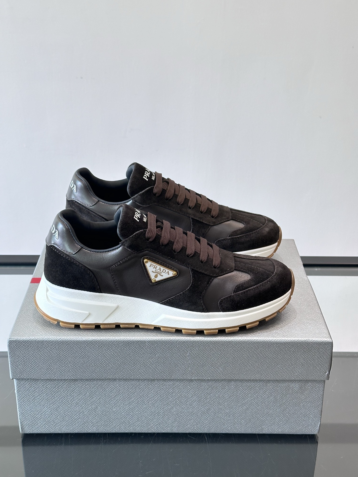 Prada 男士休闲😎运动鞋，采用光滑小牛皮+几何压花纹路，质感满分！侧面三角徽标超有辨识度✨，约4.5