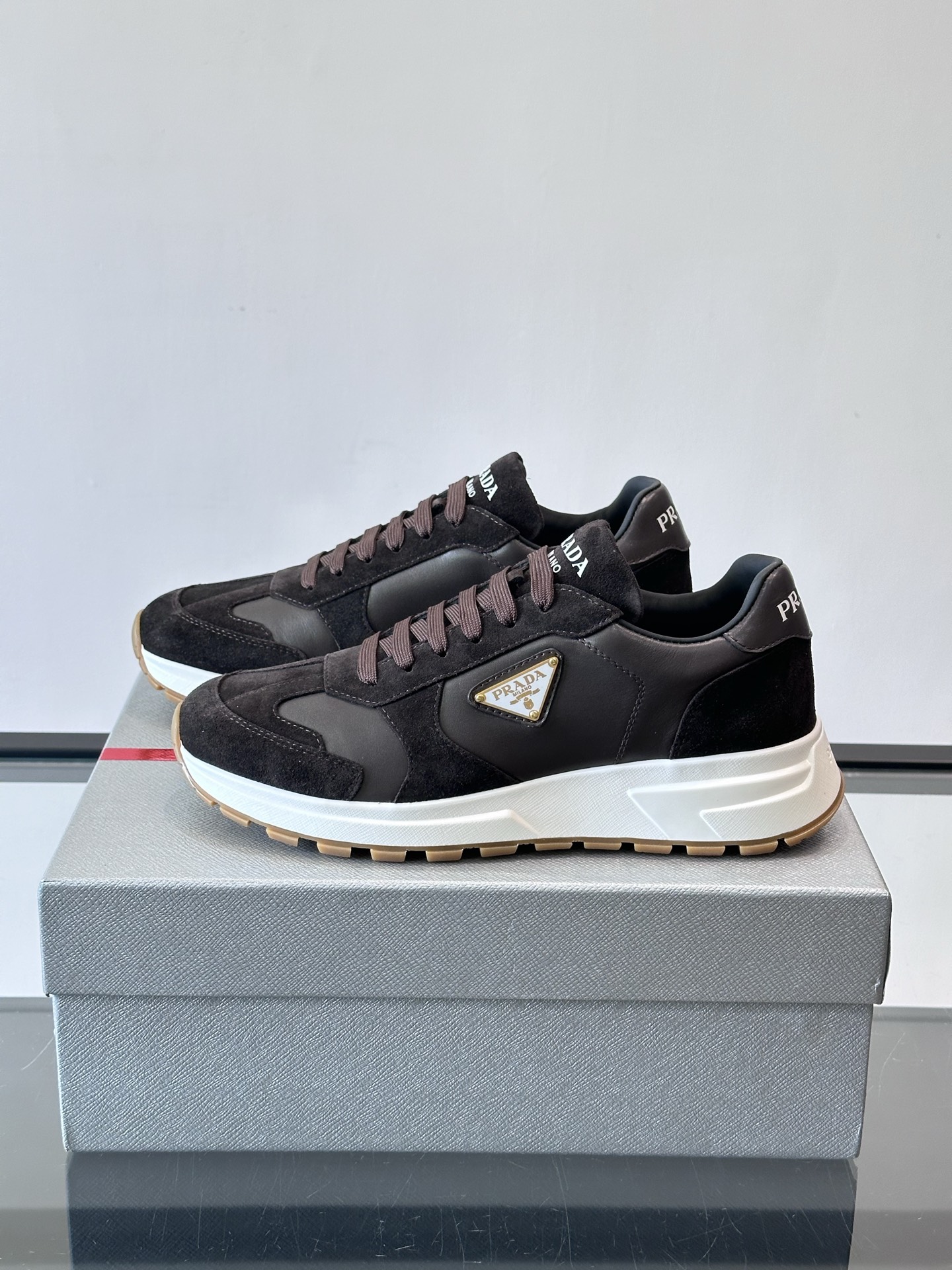 Prada 男士休闲😎运动鞋，采用光滑小牛皮+几何压花纹路，质感满分！侧面三角徽标超有辨识度✨，约4.5