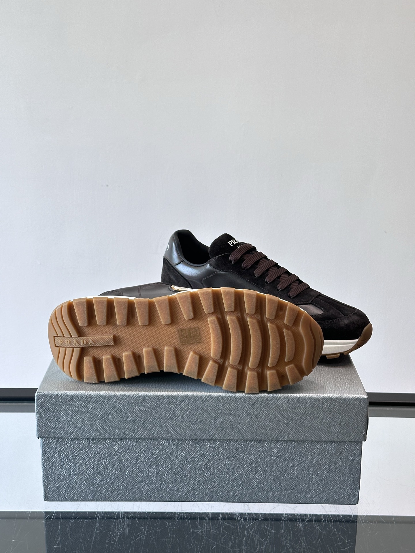 Prada 男士休闲😎运动鞋，采用光滑小牛皮+几何压花纹路，质感满分！侧面三角徽标超有辨识度✨，约4.5