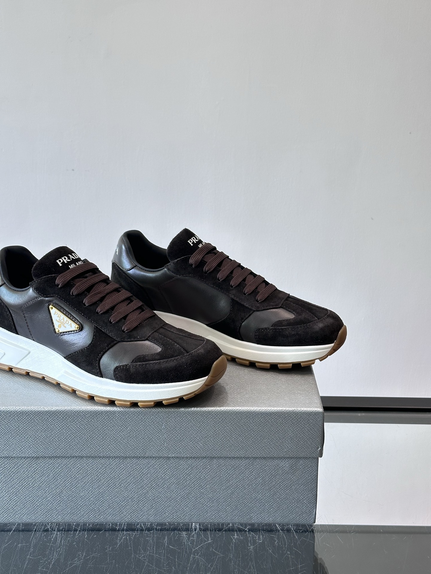 Prada 男士休闲😎运动鞋，采用光滑小牛皮+几何压花纹路，质感满分！侧面三角徽标超有辨识度✨，约4.5