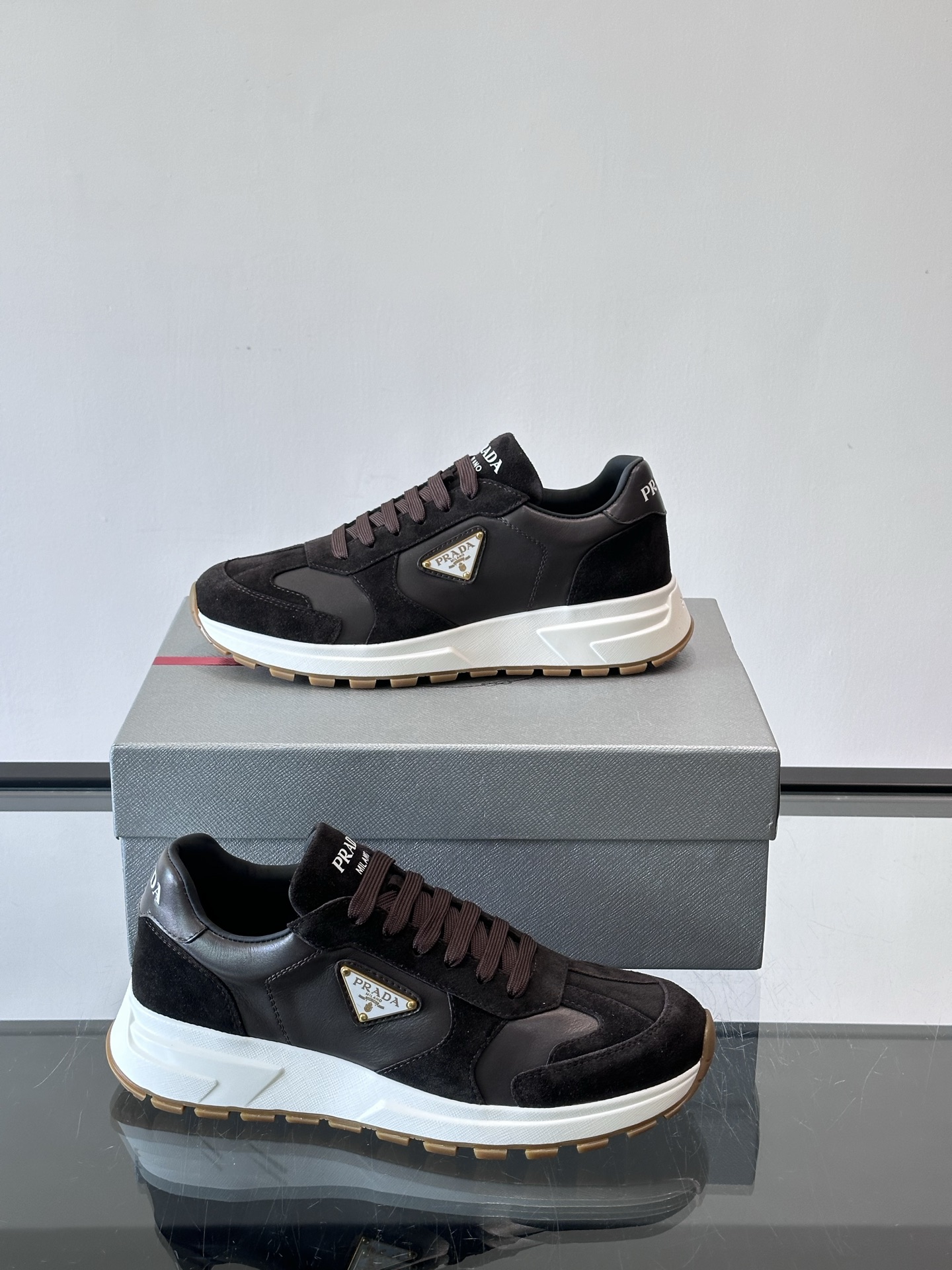 Prada 男士休闲😎运动鞋，采用光滑小牛皮+几何压花纹路，质感满分！侧面三角徽标超有辨识度✨，约4.5
