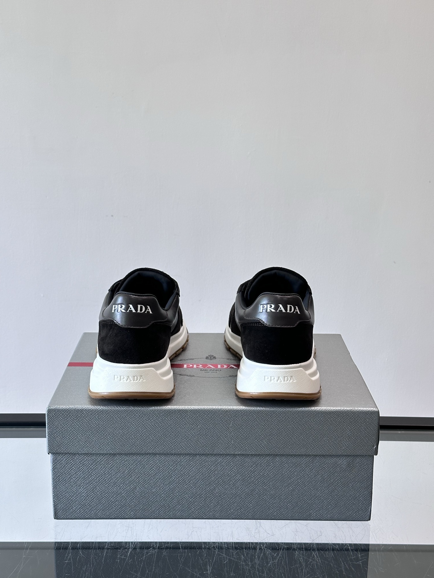 Prada 男士休闲😎运动鞋，采用光滑小牛皮+几何压花纹路，质感满分！侧面三角徽标超有辨识度✨，约4.5