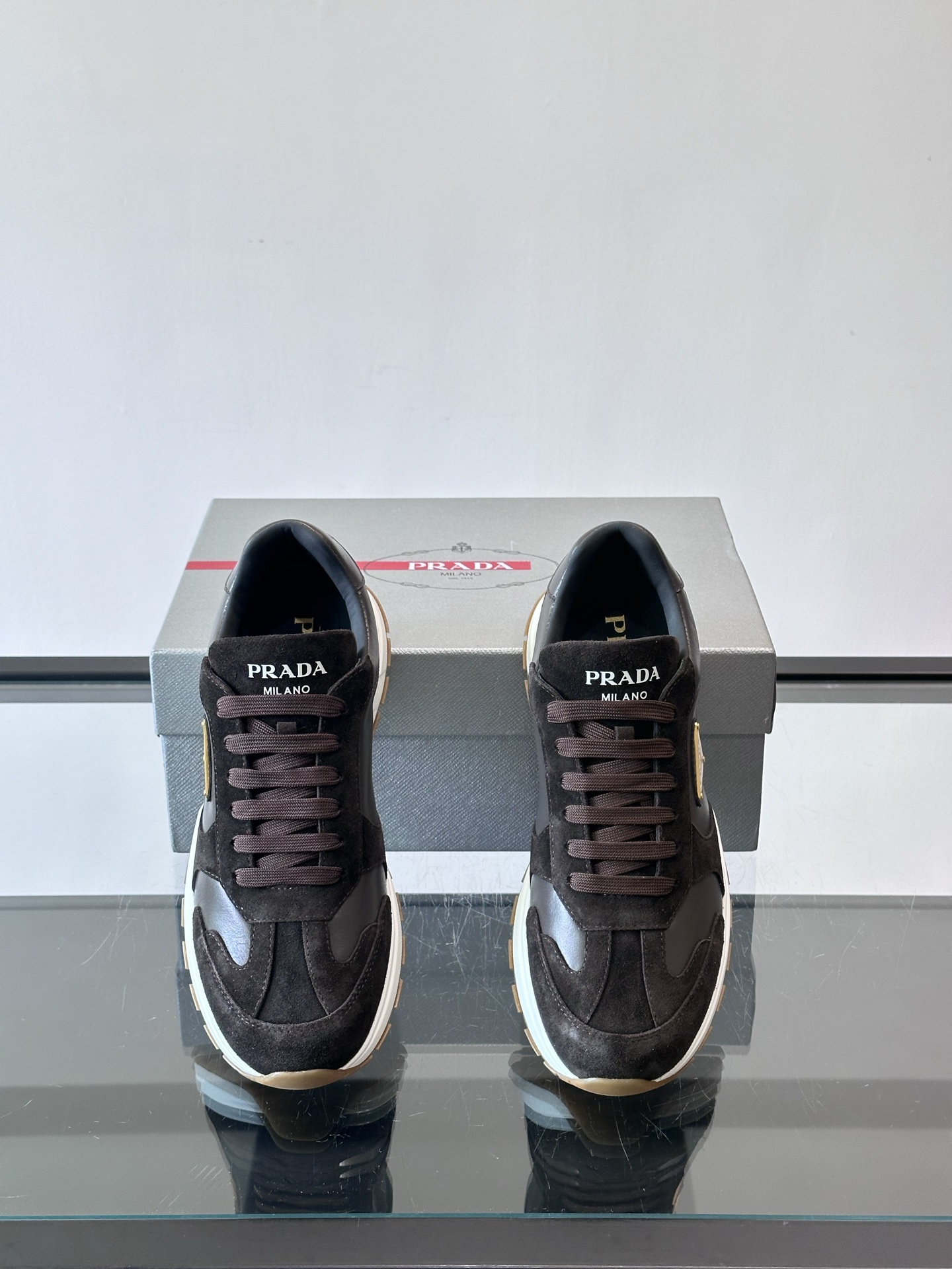 Prada 男士休闲😎运动鞋，采用光滑小牛皮+几何压花纹路，质感满分！侧面三角徽标超有辨识度✨，约4.5