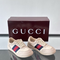 Gucci Screener系列女士运动鞋 Gucci Primavera系列通过融合创新与务实的愿景,确立了廓形、质地 Gucci Screener系列女士运动鞋 Gucci Primavera系列通过融合创新与务实的愿景,确立了廓形、质地