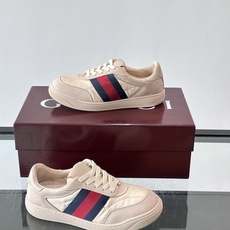 Gucci Screener系列女士运动鞋 Gucci Primavera系列通过融合创新与务实的愿景,确立了廓形、质地 Gucci Screener系列女士运动鞋 Gucci Primavera系列通过融合创新与务实的愿景,确立了廓形、质地