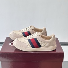 Gucci Screener系列女士运动鞋 Gucci Primavera系列通过融合创新与务实的愿景,确立了廓形、质地 Gucci Screener系列女士运动鞋 Gucci Primavera系列通过融合创新与务实的愿景,确立了廓形、质地