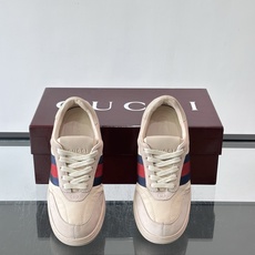 Gucci Screener系列女士运动鞋 Gucci Primavera系列通过融合创新与务实的愿景,确立了廓形、质地 Gucci Screener系列女士运动鞋 Gucci Primavera系列通过融合创新与务实的愿景,确立了廓形、质地