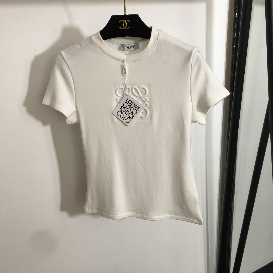 NO:826591,Model number 20250055 Loew* new style slim-fit short-sleeved T-shirt top with logo embossed on the chest, white, black, SML, [M size; bust 72, sleeve length 14, clothing length 51], Loew-clothing, loewe, loewe, T-shirt, tees, t-shirt,19860909款号20250055 Loew*新款 胸前logo浮雕修身短袖T恤上衣,白色,黑色,SML,【M码；胸围72,袖长14,衣长51】,罗意威-服装,loewe,loewe,T-shirt,tees，t-shirt,,Women's clothing