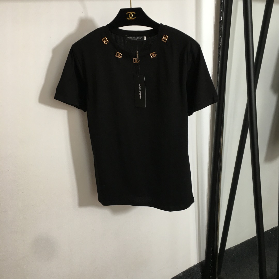 NO:863698,Model No. 6873 DG* New style round neck short-sleeved T-shirt with hardware logo decoration, red, black, white, S-XXL, [M size; shoulder width 44, chest 94, sleeve length 19, clothing length 63], Dolce & Gabbana-clothing, Dolce&Gabbana, T-shirt, tees, t-shirt,19860909款号6873 DG*新款 五金logo装饰圆领短袖T恤,红色,黑色,白色,S-XXL,【M码；肩宽44,胸围94,袖长19,衣长63】,杜嘉班纳-服装,Dolce&Gabbana,T-shirt,tees，t-shirt,,Women's clothing