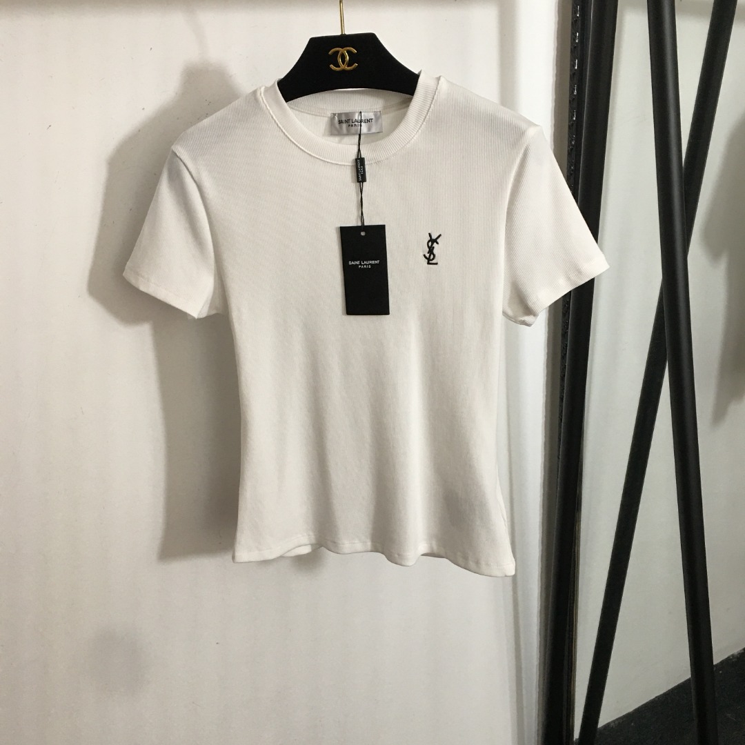 NO:858767,Model No. 20250272 YSL* new style simple logo embroidery slim fit short-sleeved T-shirt top, white, black, SML, [M size; shoulder width 36, bust 78, sleeve length 16, dress length 54], Saint Laurent-clothing, saint laurent, saint laurent, T-shirt, tees, t-shirt,19860909款号20250272 YSL*新款 简约logo刺绣 修身显瘦短袖T恤上衣,白色,黑色,SML,【M码；肩宽36,胸围78,袖长16,衣长54】,圣罗兰-服装,saint laurent,saint laurent,T-shirt,tees，t-shirt,,Women's clothing