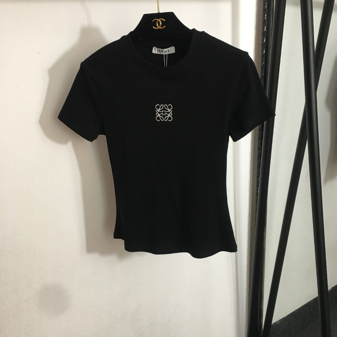 NO:826538,Model No. 20250438 Loew* new style slim-fit short-sleeved T-shirt with logo embroidery on the chest, white, black, SML, [M size; shoulder width 36, bust 78, sleeve length 15, dress length 54], Loew-clothing, loewe, loewe, T-shirt, tees, t-shirt,19860909款号20250438 Loew*新款 胸前logo刺绣修身短袖T恤,白色,黑色,SML,【M码；肩宽36,胸围78,袖长15,衣长54】,罗意威-服装,loewe,loewe,T-shirt,tees，t-shirt,,Women's clothing