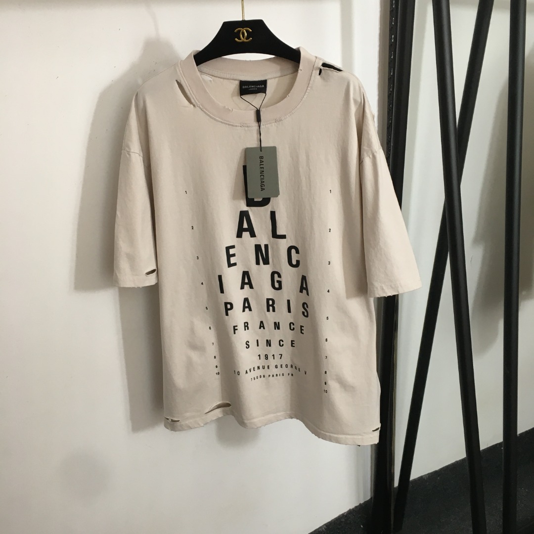 NO:822427,Style No. 20251096, same style for men and women, Balenciag's latest fashionable hole-shaped eye chart letter printed loose large short-sleeved T-shirt, off-white, S M L, [M size shoulder width 58, bust 122, sleeve length 24, dress length 70], Balenciaga-clothing, balenciaga, balenciaga, T-shirt, tees, t-shirt,19860909款号20251096 男女同款 Balenciag*新款 时尚破洞视力表字母印花宽松大版短袖T恤,米白色,S M L,【M码肩宽58,胸围122,袖长24,衣长70】,巴黎世家-服装,balenciaga,balenciaga,T-shirt,tees，t-shirt,,Women's clothing