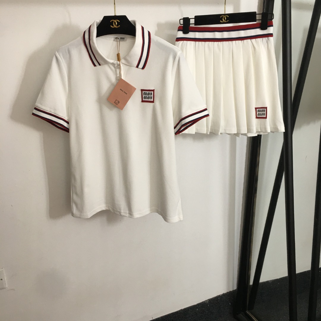 NO:863398,Model No. 20251235 Miumi* new college style suit, letter patch Polo collar short-sleeved top + pleated short skirt, white, navy blue, SML, [M size; shoulder width 39, bust 98, sleeve length 21, length 60; waist 64 elastic, length 38], Miumiu-clothing, miumiu, skirts, T-shirt,19860909款号20251235 Miumi*新款学院风套装,字母贴布Polo领短袖上衣+百褶短半裙,白色,藏蓝色,SML,【M码；肩宽39,胸围98,袖长21,衣长60；腰围64弹力,长38】,缪缪-服装,miumiu,skirts,T-shirt,,Women's clothing