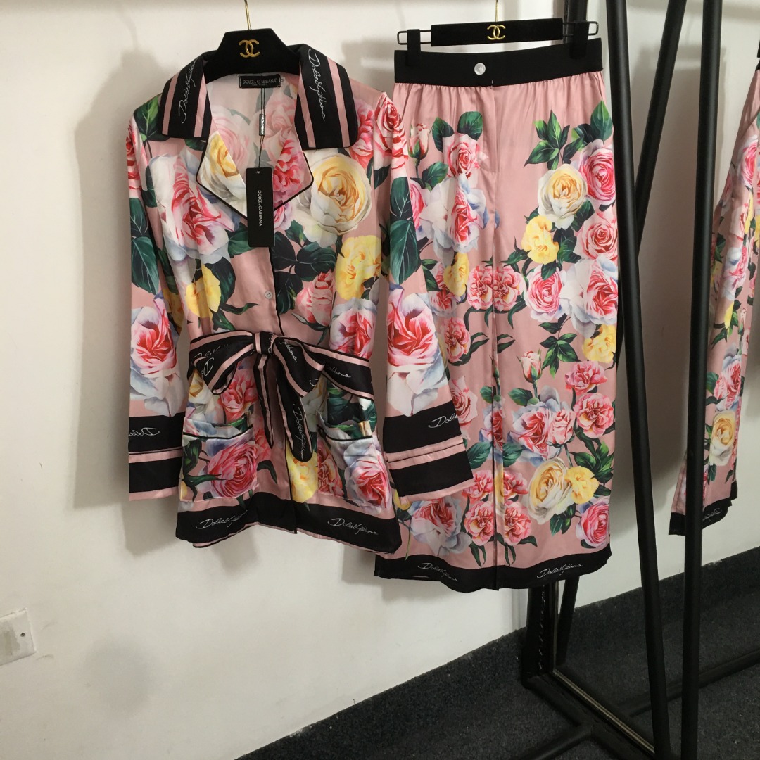 NO:886942,Model No. 20251603 DG* new home style pajamas set, rose flower print lace-up waist long-sleeved shirt + high-waisted wide-leg trousers, pink, S-XL, [M size; shoulder width 36, bust 100, sleeve length 58, length 72; waist 66 elastic, length 98], Dolce & Gabbana - Clothing, Dolce&Gabbana,19860909款号20251603 DG*新款家居风睡衣套装,玫瑰花朵印花 系带收腰长袖衬衣+高腰阔腿长裤,粉色,S-XL,【M码；肩宽36,胸围100,袖长58,衣长72；腰围66弹力,长98】,杜嘉班纳-服装,Dolce&Gabbana,,Women's clothing
