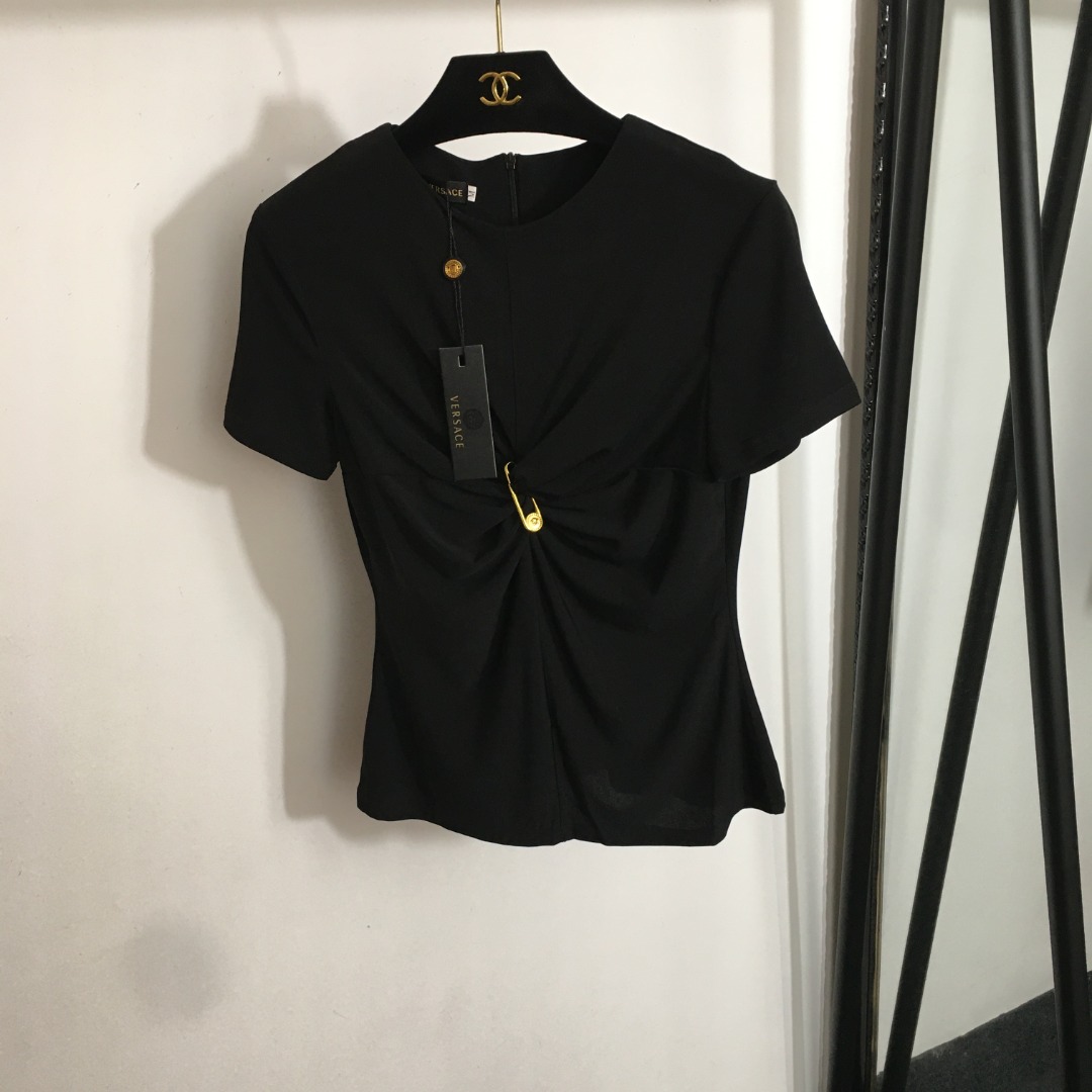 NO:743791,Style number 20251589 Versac* new Medusa pin pleated slim short-sleeved T-shirt top, black, red, S-XL, [M size; shoulder width 36, chest 78, sleeve length 16, dress length 56], Versace-clothing,versace,versace,T-shirt,tees,t-shirt,19860909款号20251589 Versac*新款 美杜莎别针皱褶修身短袖T恤上衣,黑色,红色,S-XL,【M码；肩宽36,胸围78,袖长16,衣长56】,范思哲-服装,versace,versace,T-shirt,tees，t-shirt,,Women's clothing
