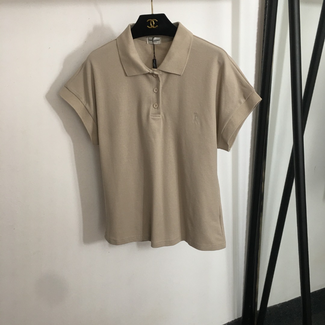 NO:858789,Style number 20252251 YSL new simple logo embroidery Polo collar slim short-sleeved T-shirt top, off-white, khaki, black, SML, [S size; bust 98, sleeve length 25, dress length 62], Saint Laurent-clothing, saint laurent, saint laurent, T-shirt, tees, t-shirt,19860909款号20252251 YSL新款 简约logo刺绣 Polo领修身短袖T恤上衣,米白色,卡其色,黑色,SML,【S码；胸围98,袖长25,衣长62】,圣罗兰-服装,saint laurent,saint laurent,T-shirt,tees，t-shirt,,Women's clothing