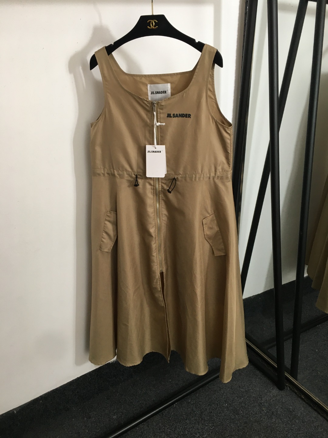 NO:933340,Model No. 20252363 JIL Sande's latest model, chest logo printing, drawstring waist camisole dress, khaki, black, SML, [M size; bust 96, length 116], women's clothing, jil sander, skirts,19860909款号20252363 JIL Sande*新款 胸前logo印花 抽绳收腰吊带背心连衣裙,卡其色,黑色,SML,【M码；胸围96,长116】,女装,jil sander,skirts,,Women's clothing