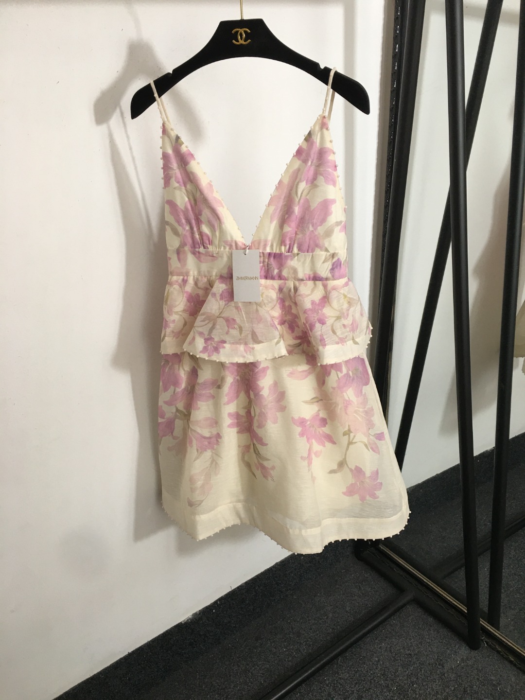 NO:923594,Model number 20252648 Zimmermann new purple floral print ruffled V-neck waist suspender dress short skirt, off-white, black, S-XL, [M size; bust 76 stretch, waist 74, length 82], Zimmermann-clothing, skirts,19860909款号20252648 Zimmermann新款 紫色花卉印花荷叶边V领收腰吊带连衣裙 短裙,米白色,黑色,S-XL,【M码；胸围76弹力,腰围74,长82】,兹默曼-服装,skirts,,Women's clothing