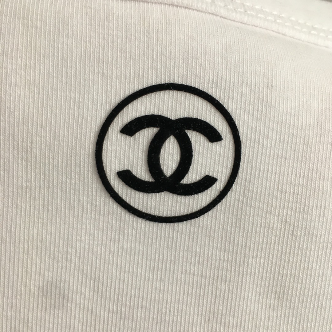 Chanel Fitted T-Shirt with Open Back Logo - Elegant & Comfortable 5 o 1iqd72lia5qp8jn2ri1d9fls53