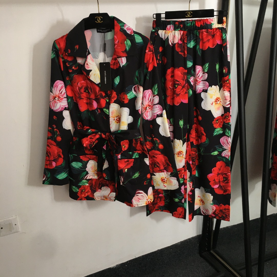 NO:886952,Model No. 20253272 DG* new home style casual suit, red rose flower print, lace-up waist long-sleeved shirt + elastic waist wide-leg trousers, black, S-XL, [M size; shoulder width 38, bust 104, sleeve length 60, length 73; waist 60 elastic, length 98], Dolce & Gabbana - Clothing, Dolce&Gabbana,19860909款号20253272 DG*新款家居风休闲套装,红色玫瑰花朵印花 系带收腰长袖衬衣+松紧腰阔腿长裤,黑色,S-XL,【M码；肩宽38,胸围104,袖长60,衣长73；腰围60弹力,长98】,杜嘉班纳-服装,Dolce&Gabbana,,Women's clothing
