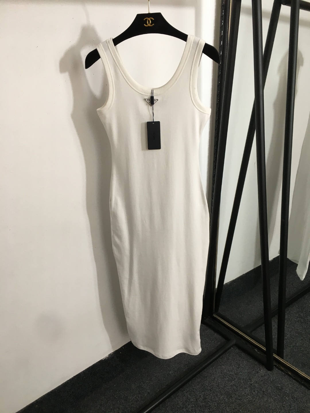 NO:933356,Model No. 20253586 Prad* new model, metal logo triangle decoration, hip-hugging waist, slim sleeveless camisole dress, white, light blue, green, navy blue, brown, black, SML, [M size bust 72, length 119], Prada-clothing, prada, prada, skirts,19860909款号20253586 Prad*新款 金属logo三角标装饰 包臀收腰 修身无袖吊带背心连衣裙,白色,浅蓝色,绿色,藏蓝色,咖色,黑色,SML,【Ｍ码胸围72,长119】,普拉达-服装,prada,prada,skirts,,Women's clothing