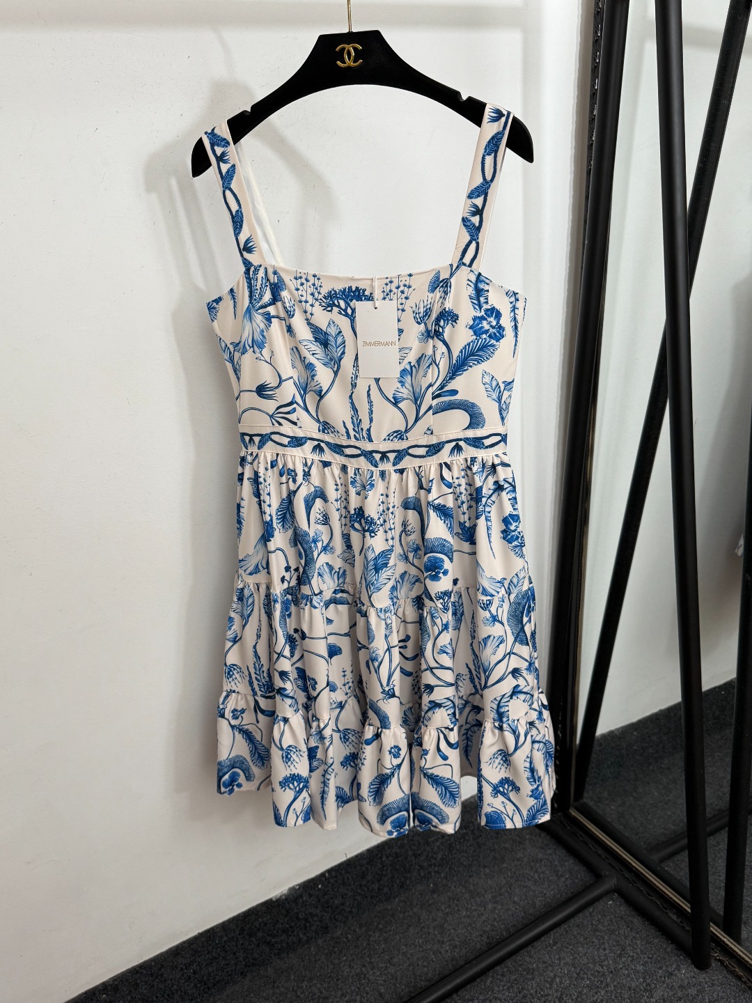 NO:779126,Model No. 20253779 Zimmermann's new fashion retro floral print pressed hem suspender dress, short skirt, white, S-XL, [M size; bust 86, waist 74, total length 91], Zimmermann-clothing, skirts,19860909款号20253779 Zimmermann新款 时尚复古花朵印花压着下摆吊带连衣裙 短裙,白色,S-XL,【M码；胸围86,腰围74,总长91】,兹默曼-服装,skirts,,Women's clothing