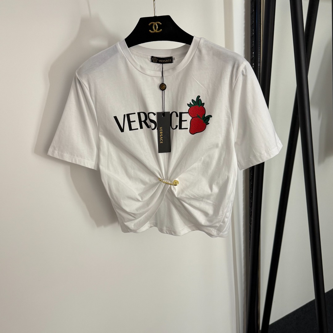NO:743812,Style No. 20253967 Versac* new style Strawberry logo letter printing Medusa pin decoration Pleated waist short navel-baring short-sleeved T-shirt, white, black, S-XL, [M size; shoulder width 40, chest 90, sleeve length 21, length 33-51], Versace-clothing,versace,versace,T-shirt,tees,t-shirt,19860909款号20253967 Versac*新款 草莓logo字母印花 美杜莎别针装饰 皱褶收腰短款露脐短袖T恤,白色,黑色,S-XL,【M码；肩宽40,胸围90,袖长21,长33-51】,范思哲-服装,versace,versace,T-shirt,tees，t-shirt,,Women's clothing