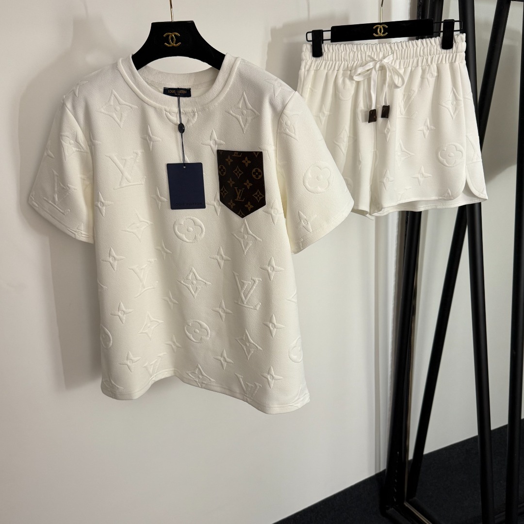 NO:863510,Style number 20253969 LV* new suit, leather pocket presbyopic logo jacquard short-sleeved T-shirt + elastic waist casual shorts, white, black, SML, [M size; shoulder width 42, bust 108, sleeve length 22, length 63; waist 66 elastic, length 36], Louis Vuitton-clothing, louis vuitton, louis vuitton, shorts, T-shirt, tees, t-shirt,19860909款号20253969 LV*新款套装,拼皮口袋老花logo提花短袖T恤+松紧腰休闲短裤,白色,黑色,SML,【M码；肩宽42,胸围108,袖长22,衣长63；腰围66弹力,长36】,路易威登-服装,louis vuitton,louis vuitton,shorts,T-shirt,tees，t-shirt,,Women's clothing
