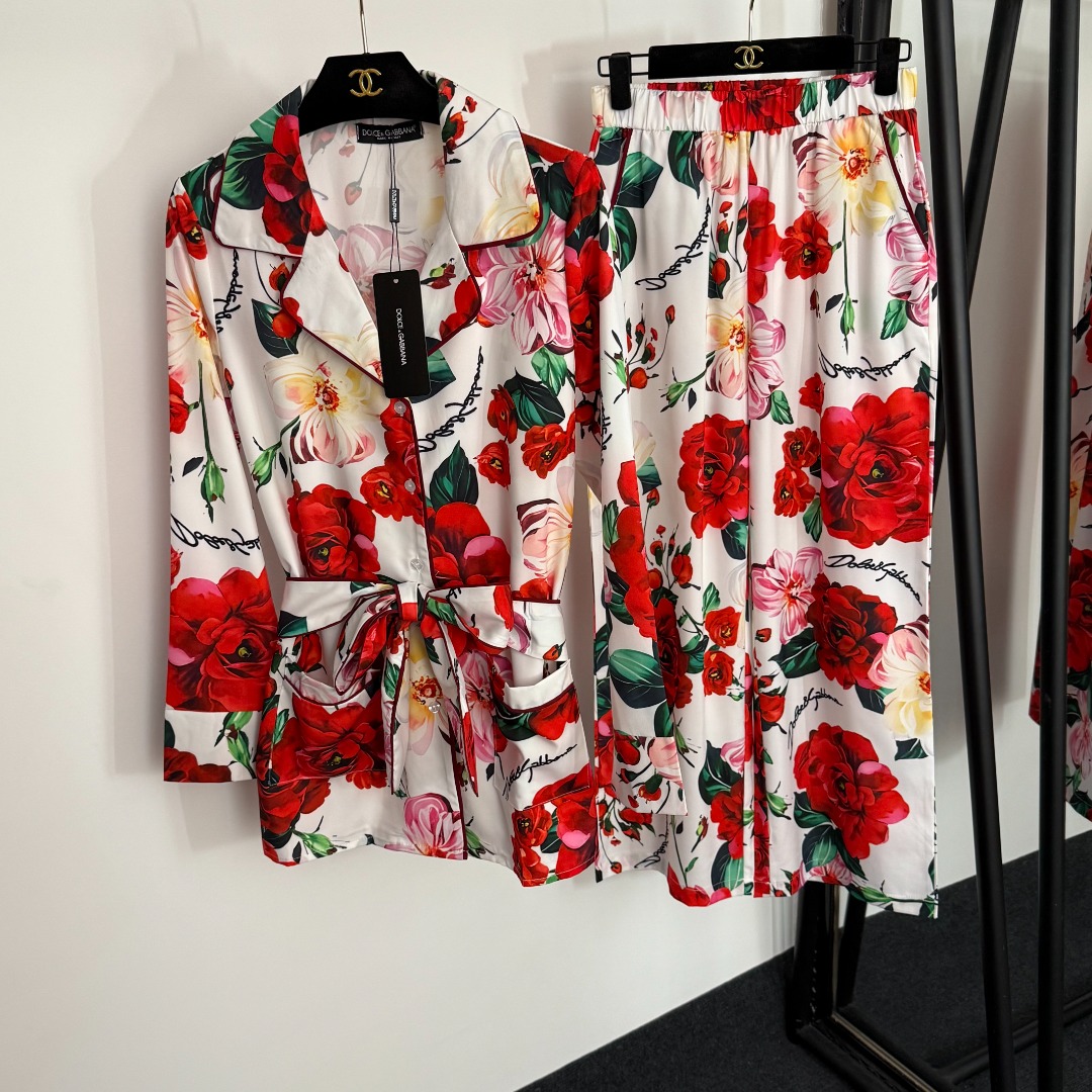 NO:886961,Model No. 20254110 DG* new home style casual suit, elegant colorful rose flower print, lace-up waist long-sleeved shirt + high-waisted wide-leg trousers, red, S-XL, [S size; shoulder width 37, bust 100, sleeve length 59, length 73; waist 64 elastic, length 97], Dolce & Gabbana - Clothing, Dolce&Gabbana,19860909款号20254110 DG*新款家居风休闲套装,气质彩色玫瑰花朵印花 系带收腰长袖衬衣+高腰阔腿长裤,红色,S-XL,【S码；肩宽37,胸围100,袖长59,长73；腰围64弹力,长97】,杜嘉班纳-服装,Dolce&Gabbana,,Women's clothing