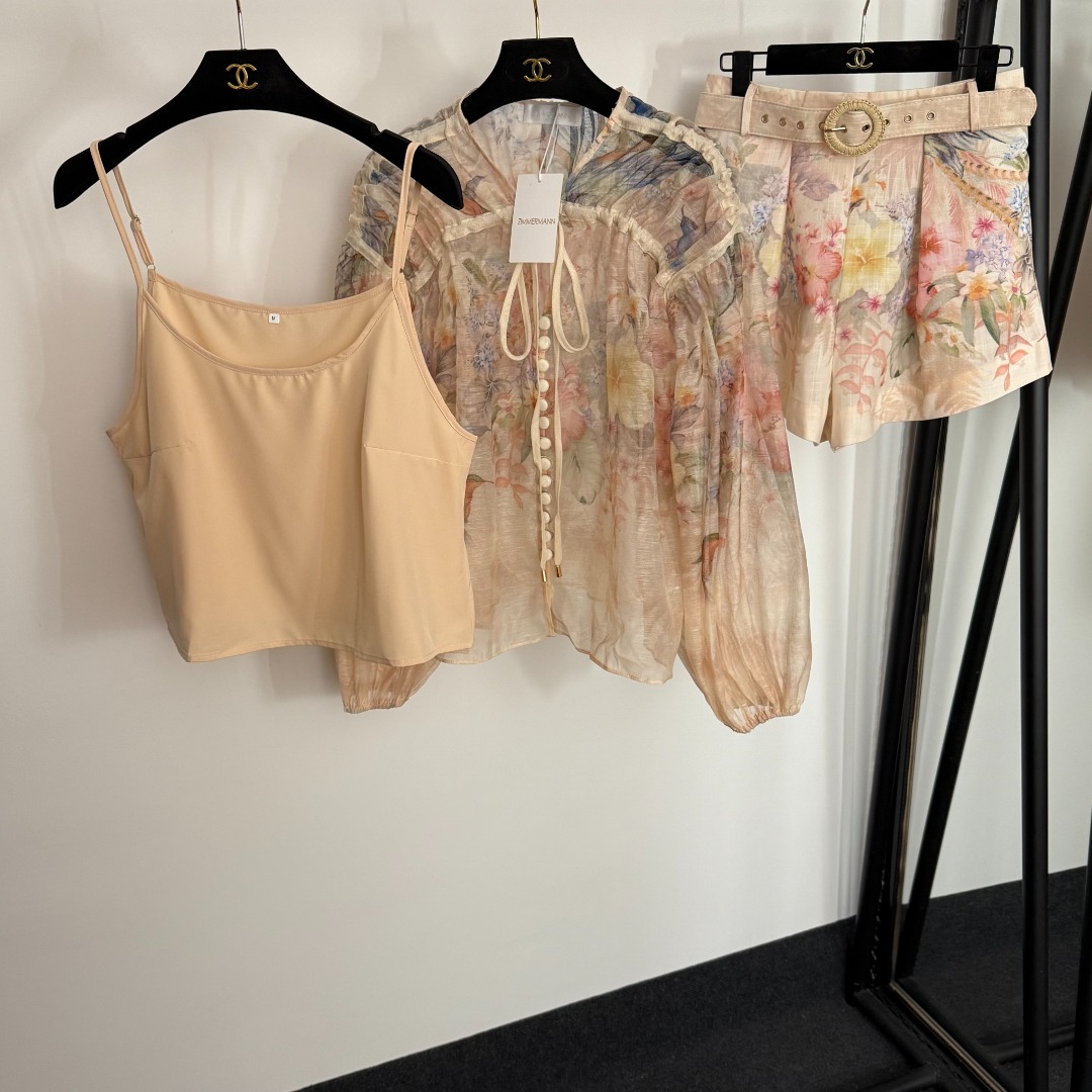 NO:858370,Model No. 20254414 Zimmermann's latest suit, colorful floral print, tie-neck V-neck long-sleeved shirt + shorts, with suspender lining and belt, apricot color, S-XL, [M size; bust 92, length 37; shoulder width 46, bust 114, sleeve length 53, length 57; waist 72, length 36], Zimmermann - Clothing, shorts,19860909款号20254414 Zimmermann*新款套装,彩色花朵印花 系带领V领长袖衬衣+短裤,配吊带里衬,配腰带,杏色,S-XL,【M码；胸围92,长37；肩宽46,胸围114,袖长53,衣长57；腰围72,长36】,兹默曼-服装,shorts,,Women's clothing