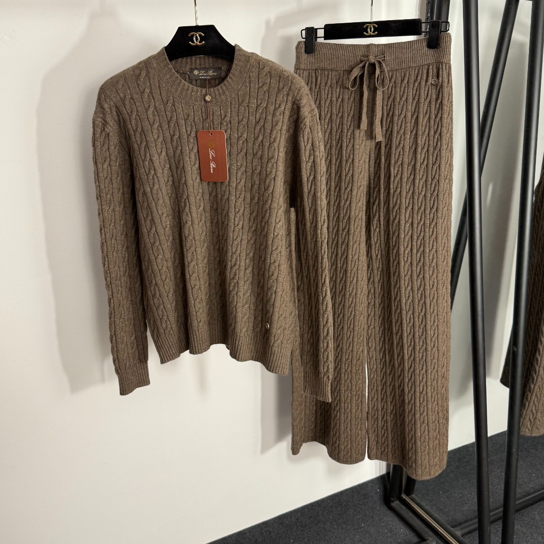 NO:931598,Style number 20254736 Loro Piana*LP new knitted suit, metal hoop decoration  Twist striped pullover long-sleeved knitted sweater + high-waist casual knitted wide-leg trousers, off-white, red, khaki, gray, navy blue, black, gray apricot, brown, SML, [M size; shoulder width 43, bust 108, sleeve length 59, length 59; waist 66 elastic, length 101], women's clothing, loro piana, loro piana, sweaters,19860909款号20254736 Loro Piana*LP新款针织套装,金属圈圈装饰 麻花条纹套头长袖针织衫毛衣+高腰休闲针织阔腿长裤,米白色,红色,卡其色,灰色,藏蓝色,黑色,灰杏色,咖色,SML,【M码；肩宽43,胸围108,袖长59,衣长59；腰围66弹力,长101】,女装,loro piana,loro piana,sweaters,,Women's clothing