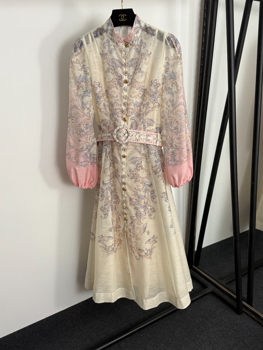 NO:743747,Model No. 20254782 Zimmermann new model, exquisite diamond-encrusted multiple button design, positioning flower print stand-up collar and waist lantern long-sleeved dress, long skirt, with strap lining, apricot color, S-XL, [M size; bust 88, length 97; bust 88, waist 74, sleeve length 61, length 121, clothing weight 0.655kg], Zimmermann-clothing, skirts,19860909款号20254782 Zimmermann新款 精致镶钻多种纽扣设计 定位花朵印花立领收腰灯笼长袖连衣裙 长裙,配吊带里衬,杏色,S-XL,【M码；胸围88,长97；胸围88,腰围74,袖长61,长121,衣服重量0.655kg】,兹默曼-服装,skirts,,Women's clothing