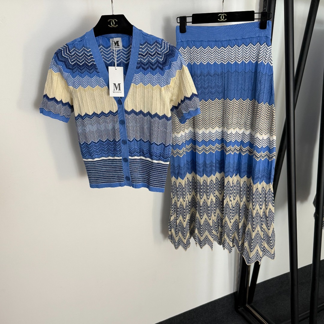 NO:886882,Model No. 20255045 Misson's latest knitted suit, color-blocked wavy V-neck short-sleeved knitted cardigan + irregular high-waisted long knitted skirt, blue, S-XL, [S size bust 80, sleeve length 23, length 48; waist 62 stretch, length 83; weight 0.615kg], women's clothing, skirts, T-shirt,19860909款号20255045 Misson*新款针织套装,拼色波浪纹V领短袖针织开衫+不规则高腰长款针织半裙,蓝色,S-XL,【S码胸围80,袖长23,长48；腰围62弹力,长83；重量0.615kg】,女装,skirts,T-shirt,,Women's clothing