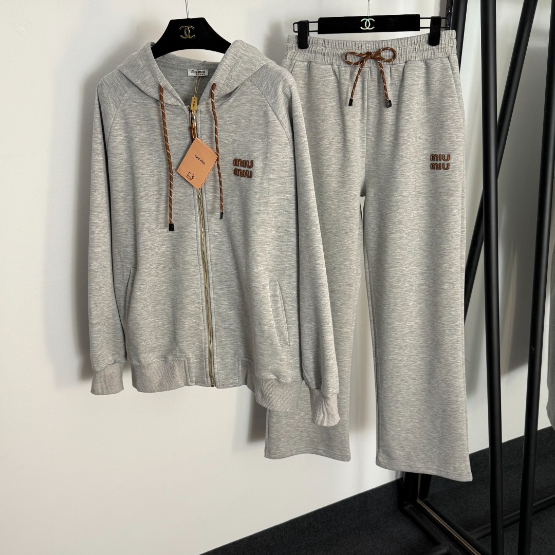 NO:863892,Model number 20046 Miumi* new sports suit, leather label with logo embroidered letters, long-sleeved hooded zipper jacket + elastic waist casual trousers, gray, navy blue, S-XL, [M size bust 110, sleeve length 73, length 67; waist 70 elastic, length 104; weight 1.130kg], Miumiu-clothing, miumiu, jackets & coats, hats,19860909款号20046 Miumi*新款运动套装,皮标logo刺绣字母 长袖连帽拉链外套+松紧腰休闲长裤,灰色,藏蓝色,S-XL,【M码胸围110,袖长73,长67；腰围70弹力,长104；重量1.130kg】,缪缪-服装,miumiu,jackets & coats,hats,,Women's clothing