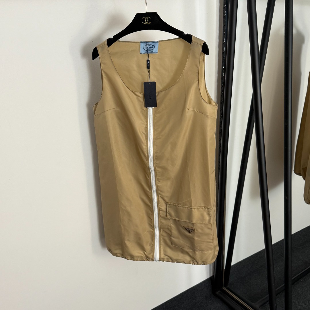 NO:863484,Model number 20255052 Prad* new style metal logo triangle mark decoration ring zipper sleeveless nylon vest dress, khaki, blue, SML, [M size bust 102, length 83; weight 0.185kg], Prada-clothing, prada, prada, skirts,19860909款号20255052 Prad*新款 金属logo三角标装饰 圆环拉链无袖尼龙背心连衣裙,卡其色,蓝色,SML,【M码胸围102,长83；重量0.185kg】,普拉达-服装,prada,prada,skirts,,Women's clothing