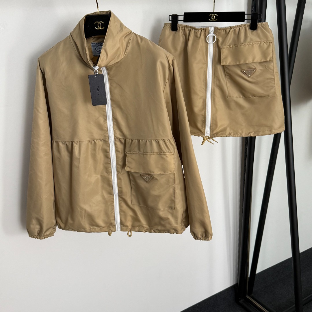 NO:863494,Model No. 20255083 Prad* new suit, metal triangle logo decoration, work pocket stand-up collar, long-sleeved zipper jacket + zipper short skirt, khaki, navy blue, SML, [M size shoulder width 46, bust 112, sleeve length 56, length 62; waist 72 elastic, length 38; weight 0.510kg], Prada - Clothing, prada, prada, skirts, jackets & coats,19860909款号20255083 Prad*新款套装,金属三角标装饰 工装口袋立领长袖拉链外套+拉链短半裙,卡其色,藏蓝色,SML,【M码肩宽46,胸围112,袖长56,长62；腰围72弹力,长38；重量0.510kg】,普拉达-服装,prada,prada,skirts,jackets & coats,,Women's clothing