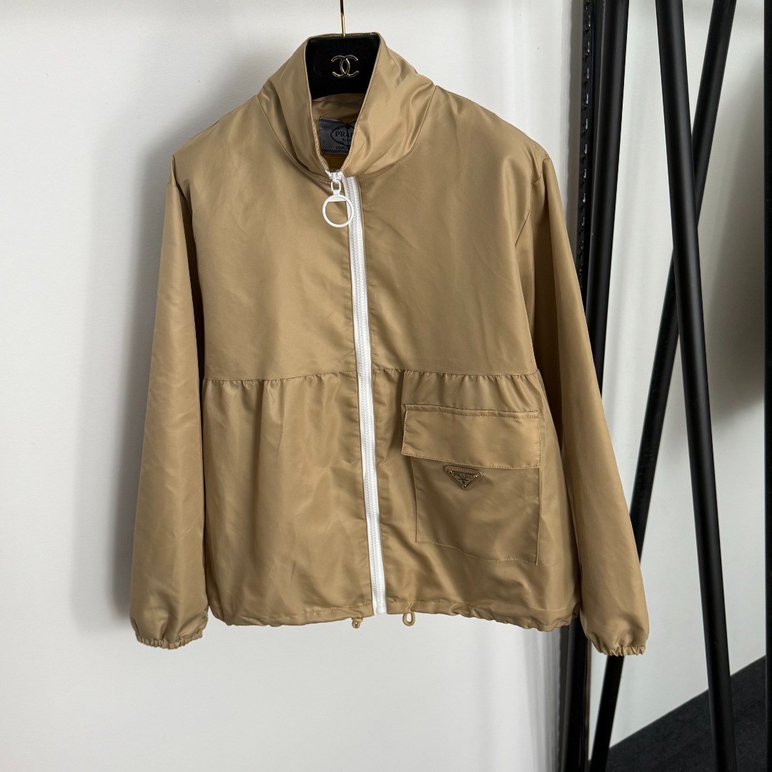 NO:863474,Model number 20255084 Prad* new style metal triangle logo decoration work pocket stand collar long sleeve zipper windbreaker jacket, khaki, navy blue, SML, [M size shoulder width 46, chest 112, sleeve length 56, length 62], Prada-clothing, prada, prada, jackets & coats,19860909款号20255084 Prad*新款 金属三角标装饰 工装口袋立领长袖拉链风衣外套,卡其色,藏蓝色,SML,【M码肩宽46,胸围112,袖长56,长62】,普拉达-服装,prada,prada,jackets & coats,,Women's clothing