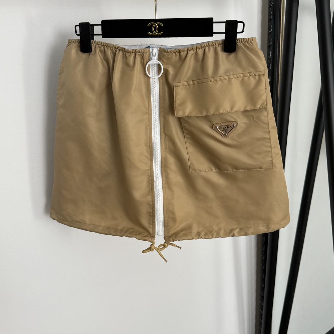 NO:863466,Model number 20255085 Prad* new style metal triangle logo decoration work pocket zipper short skirt, khaki, navy blue, SML, [M size waist 72 elastic, length 38], Prada-clothing, prada, prada, skirts,19860909款号20255085 Prad*新款 金属三角标装饰 工装口袋拉链短半裙,卡其色,藏蓝色,SML,【M码腰围72弹力,长38】,普拉达-服装,prada,prada,skirts,,Women's clothing