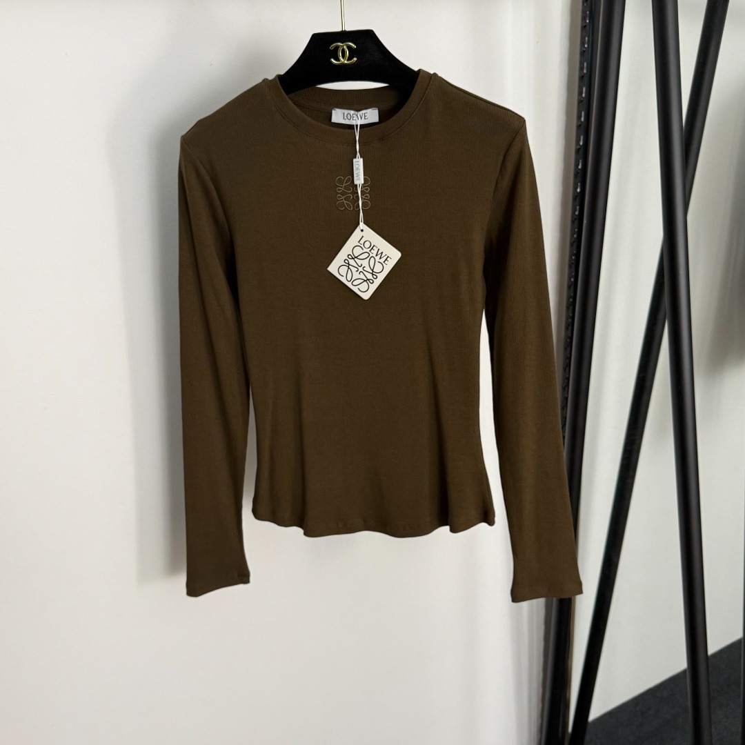 NO:826602,Model number 20255118 Loew* new logo embroidered stretch slim pit striped long-sleeved T-shirt bottoming shirt, white, brown, black, SML, [M size shoulder width 37, chest 74, sleeve length 59, length 54; weight 0.200kg], Loew-clothing, loewe, loewe, tees, t-shirt,19860909款号20255118 Loew*新款 logo刺绣弹力修身坑条纹长袖T恤打底衫,白色,咖色,黑色,SML,【M码肩宽37,胸围74,袖长59,长54；重量0.200kg】,罗意威-服装,loewe,loewe,tees，t-shirt,,Women's clothing