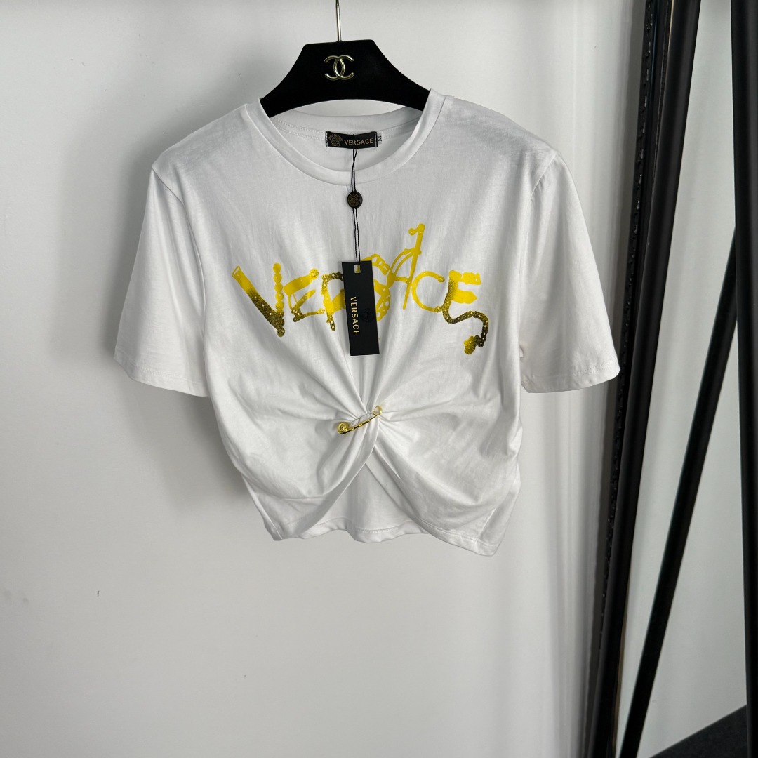 NO:742394,Model No. 20255591 Versac* new style irregular letter logo printed Medusa pin waisted short-sleeved T-shirt, white, black, S-XL, [M size; shoulder width 40, chest 90, sleeve length 21, length 32-49; weight 0.kg], Versace-clothing,versace,versace,T-shirt,tees,t-shirt,19860909款号20255591 Versac*新款 不规则字母logo印花美杜莎别针收腰短袖短款T恤,白色,黑色,S-XL,【M码；肩宽40,胸围90,袖长21,长32-49；重量0.kg】,范思哲-服装,versace,versace,T-shirt,tees，t-shirt,,Women's clothing
