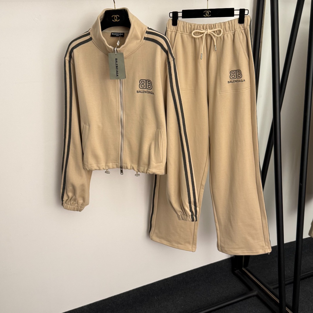 NO:779215,Style number 20256010 Balenciag* new sports suit, side striped webbing  BB embroidered letters long-sleeved stand-collar zipper jacket + elastic waist casual trousers, khaki, gray, brown, S-XL, [M size shoulder width 47, bust 130, sleeve length 62, length 52; waist 68 elastic, length 104; weight 1.275kg], Balenciaga-clothing, balenciaga, balenciaga, jackets & coats,19860909款号20256010 Balenciag*新款运动套装,侧边条纹织带 BB刺绣字母长袖立领拉链外套+松紧腰休闲长裤,卡其色,灰色,咖色,S-XL,【M码肩宽47,胸围130,袖长62,长52；腰围68弹力,长104；重量1.275kg】,巴黎世家-服装,balenciaga,balenciaga,jackets & coats,,Women's clothing