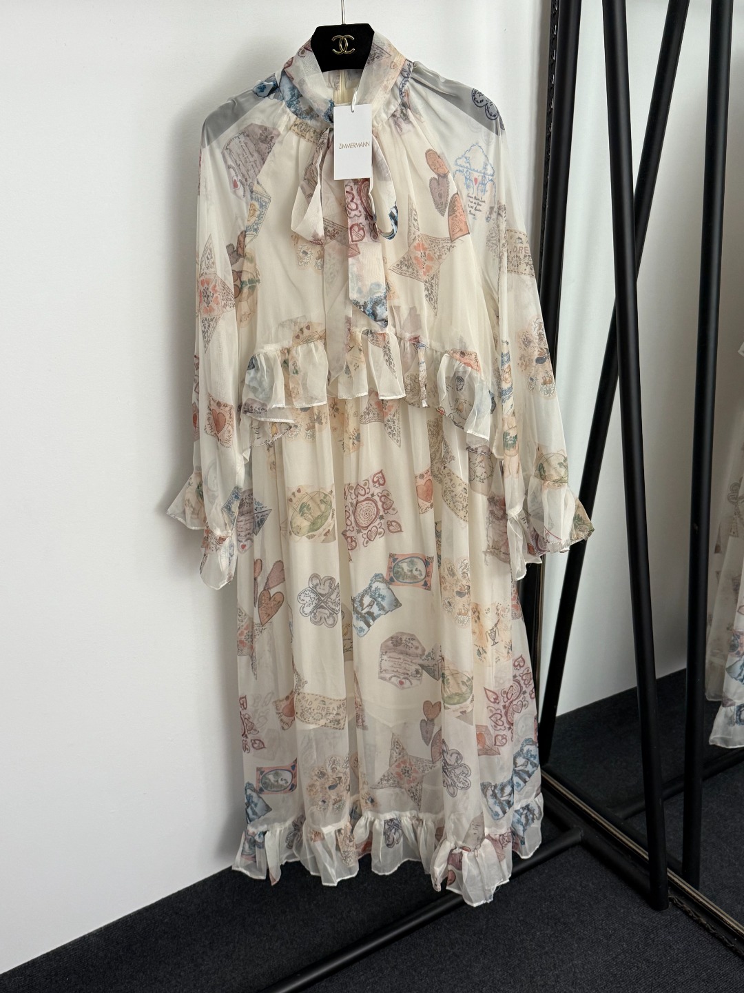 NO:783117,Model number 20256055 Zimmermann new illustration printed bow tie ruffled trumpet long-sleeved silk flowing dress long skirt, apricot color, S-XL, [M size bust 104, sleeve length 68, length 126; weight 0.255kg], Zimmermann-clothing, skirts,19860909款号20256055 Zimmermann新款 插画印花蝴蝶结系带领 荷叶边喇叭长袖丝质飘逸连衣裙 长裙,杏色,S-XL,【M码胸围104,袖长68,长126；重量0.255kg】,兹默曼-服装,skirts,,Women's clothing