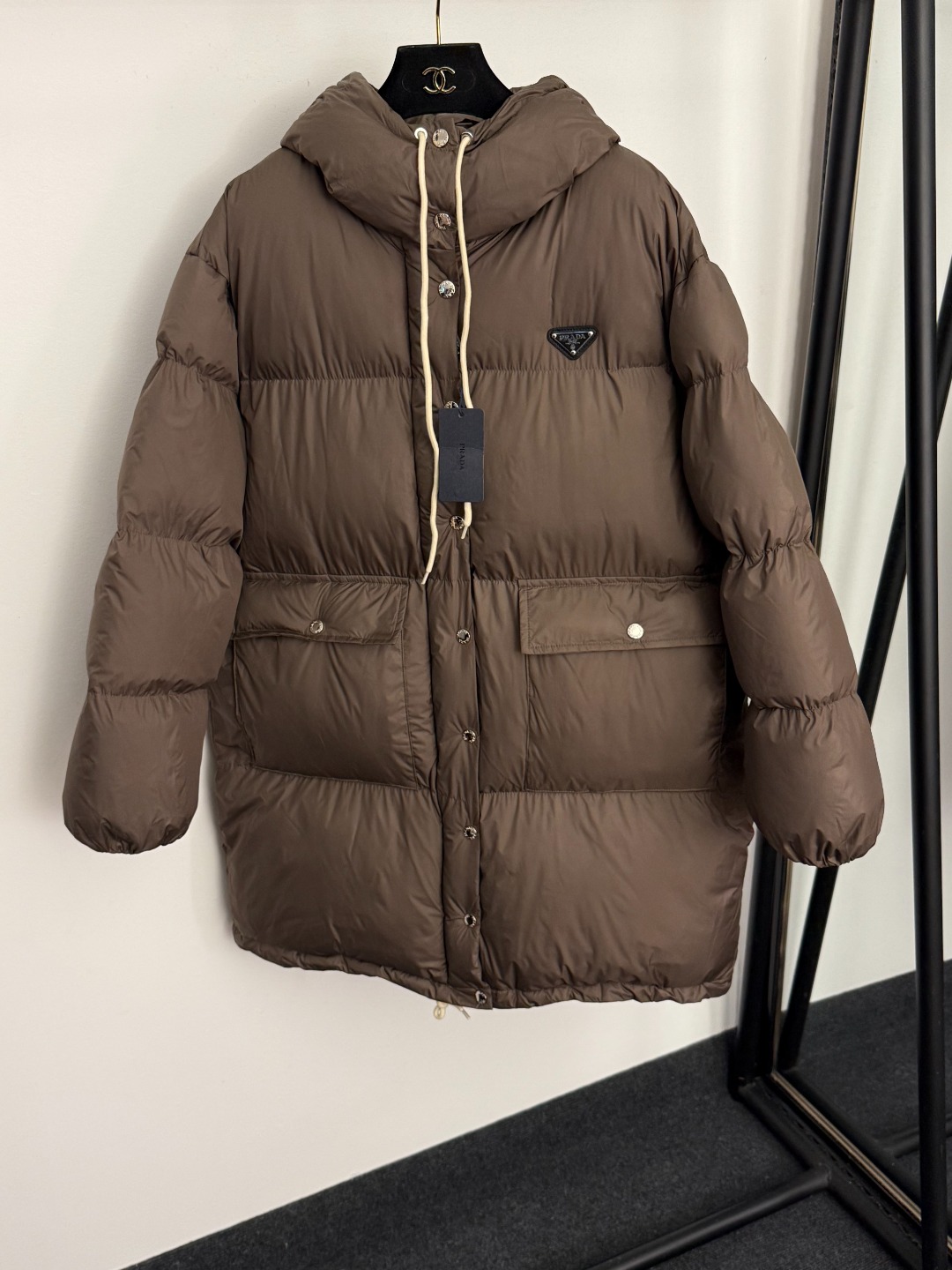 NO:943460,Model number 20257061 Prad* new logo triangle logo decorated long-sleeved hooded mid-length cotton jacket, apricot, coffee, black, SML, [M size shoulder width 53, chest 134, sleeve length 57, length 90; weight 2.965kg], Prada - clothing, prada, prada, jackets & coats, hats,19860909款号20257061 Prad*新款 logo三角标装饰长袖连帽中长款棉服外套,杏色,咖色,黑色,SML,【M码肩宽53,胸围134,袖长57,长90；重量2.965kg】,普拉达-服装,prada,prada,jackets & coats,hats,,Women's clothing
